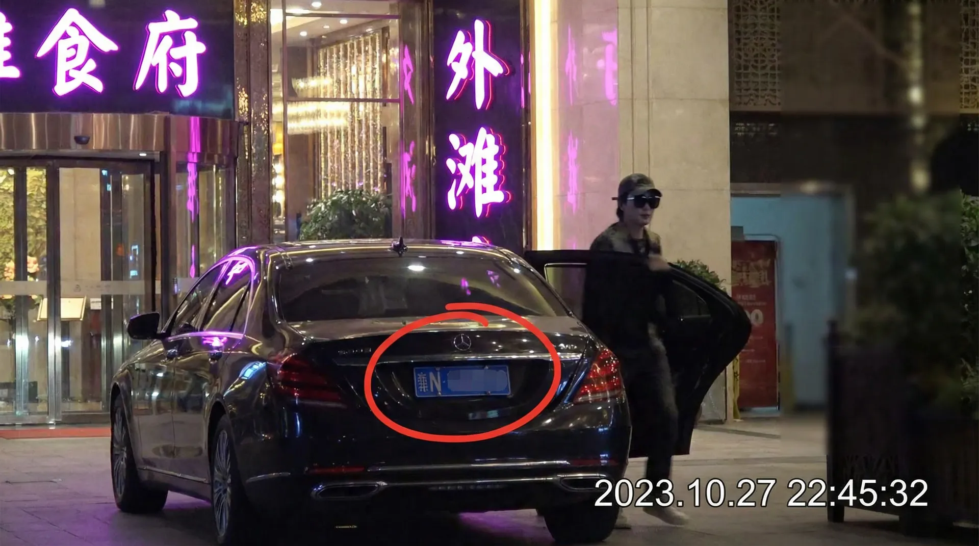 每日吃瓜官网-网络热门事件|网红事件|每日吃瓜平台 - 豪车餐厅外被拍